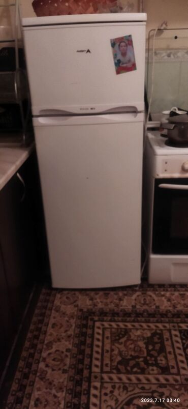 Кухонные принадлежности: Холодильник в отличном состоянии 12300