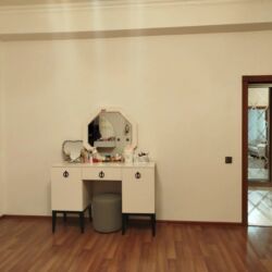 Uzunmüddətli kirayə mənzillər: 2 otaqlı tam əşyalı Kirayə ev verilir.Ev Qara Qarayev tərəfdədir.2 ci — 18