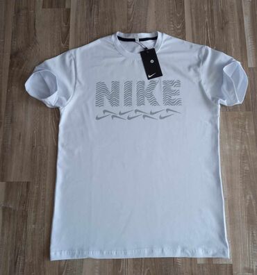 Majice: M-2xl
1400 na lalafo.rs — 16 Majice: M-2xl
1400 — 16