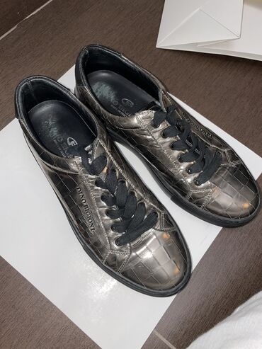 секонд обувь: Кроссовки б/у в отличном состоянии. брали за 18 тысяч. 39 размер