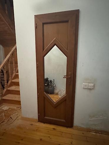 Qapılar və aksessuarlar: - Daxili otaq qapısı - Material: təbii ağac karkas, şüşə inzertli — 1