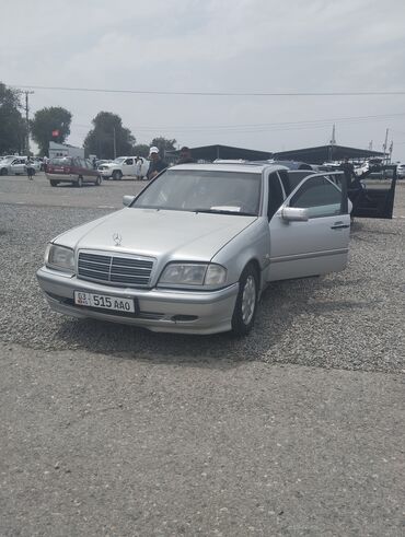 мерседес с 200: Автомобиль Mercedes-Benz C200 серебристого цвета. Это надежный седан с