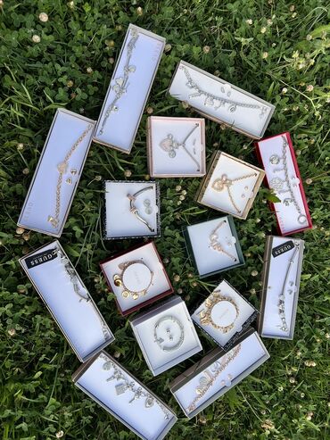 Bijuteriya dəstləri: GUESS brendinə aid zərgərlik aksesuarları dəsti kolleksiyası. - — 5