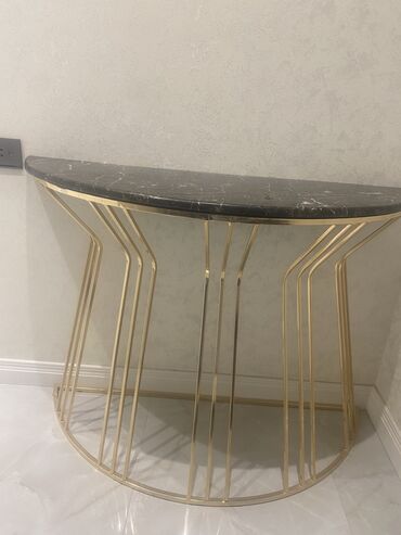 uz qaş stolu: Konsol masa 600 azn alinib 115 uzunlug 46 en Ustu tamiz mermer 250