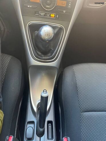 Toyota: Toyota Auris: 1.4 l. | 2011 έ. Χάτσμπακ — 18