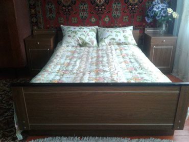 шкаф с антресолью трехдверный: Продаю спальный гарнитур, цвет ореховый (двуспальная кровать,шифонер с