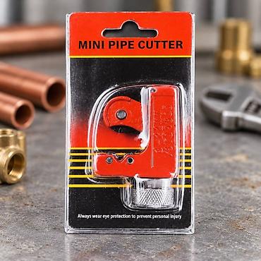 Turba kəsən qırmızı balaca Bu boru kəsici alət (pipe cutter), metal