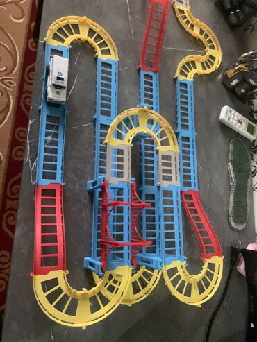 детская машинка: Детский конструктор железнодорожной дорога с машиной 5шт