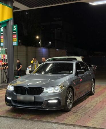 bmw 5 серия 530i xdrive: Автомобиль BMW 5 серии в сером цвете. Оснащен адаптивными