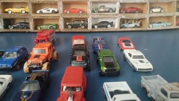 qizil 25 lik qiymeti: Hotwheels modelleri, hamsi tam original modeller 2-5 manat arasi