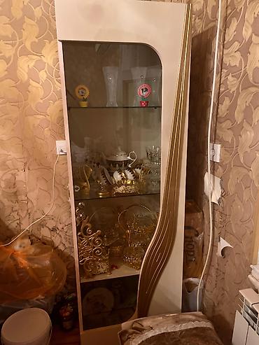 balacaların seksi: Şüşəli vitrin şkafı dəsti - Rəng: krem-ağ tonlarda, qızılı dekor — 3