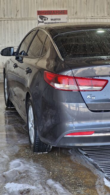 к5 дизель: Седан Kia K5 серого цвета с характерным дизайном кузова. Автомобиль