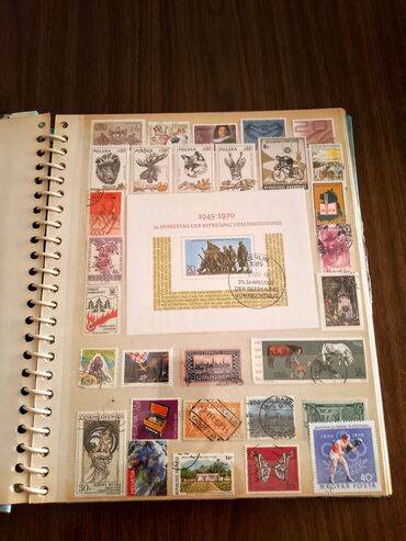 Numizmatika i filatelija: Album velikog formata sa više od 1000 maraka i nekoliko blokova — 1