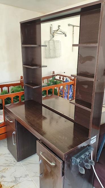 stol salon: Salon üçün ustaların iş masasəsti – güzgülü vitrinli model - — 1