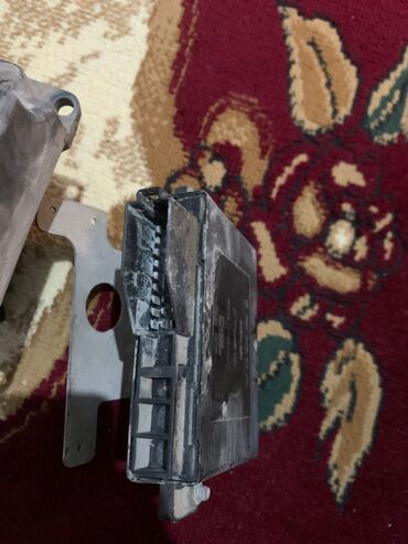 Maqnitofonlar: Bosch avtomobil maqnitofonu (head unit) üçün əsas blok və metal montaj — 12