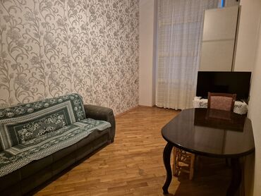 Dekorlar və bəzəklər: 9-cu mikrarayonda Nəsimi metrosuna yaxın 17 mərtəbənin 2 ci — 17