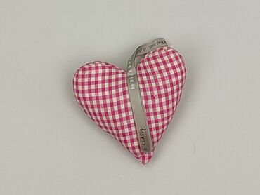 Dekoracyjna poduszka w kształcie serca w różowo-białą kratkę gingham