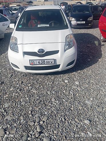Toyota: Toyota Yaris: 2010 г., 1 л, Кол менен иштөөчү, Бензин, Хетчбек — 1