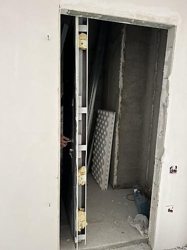 Qapılar və aksessuarlar: Yenidir istifade olunmayib. Temir isleri geden evden sokulub. 2.05 m — 4