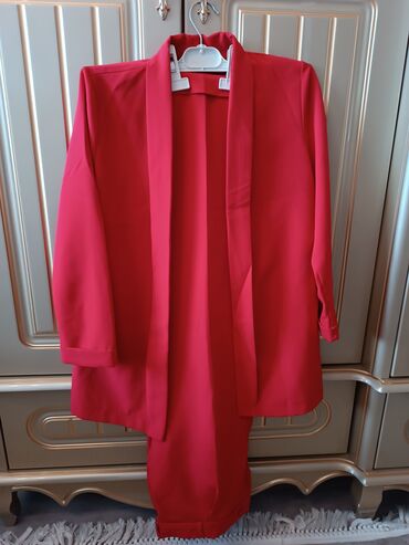 gənc qadın kostyumları: M (EU 38), rəng - Qırmızı