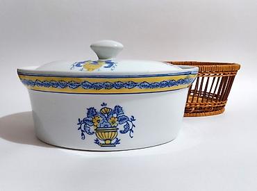 Porcelanska posuda sa poklopcem + pletena korpa (set) Retka, stara