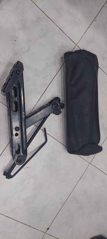 Аппараты для зарядки аккумуляторов: Avtomobil üçün mexaniki qayçı tipli domkrat və qol açarı dəsti