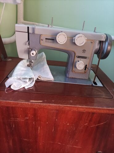 срочно продаю швейную машину: Швейная машина