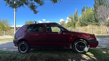 Другие детали салона: Интерьер автомобиля Volkswagen Golf III, демонстрирующий водительское — 10