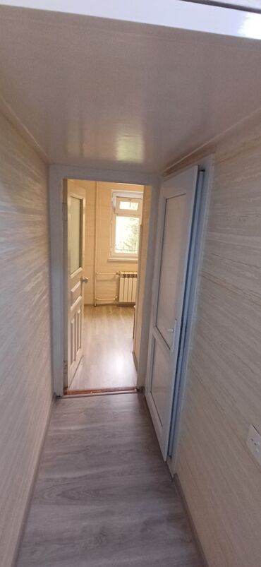 Köhnə tikili: Mənzilin təsviri - Plan: geniş zal, ayrıca yataq otağı, dəhliz və — 1