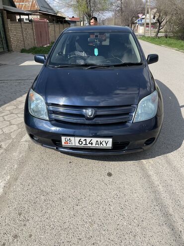 хорошим состоянием: Toyota ist: 2003 г., 1.3 л, Автомат, Бензин, Хэтчбэк