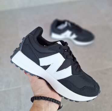 muska sportska majca: New Balance patike :)
Od 36 do 46
Cena 2999 din