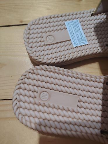 dəri bosonojkalar: Yeni. Qızılı rəngli qadın şlapanları - Model: slip-on, geniş üst — 2
