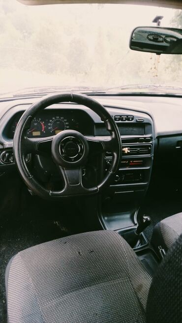 VAZ (LADA): Bu, dörd qapılı, ağ rəngli Lada Samara sedanıdır. Avtomobil yığcam — 9