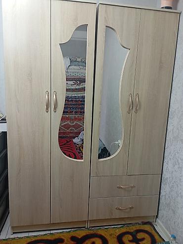 standing mirror: Трёхсекционный платяной шкаф из ЛДСП цвета дуб с двумя зеркальными — 4