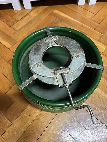 stocic za kafu: Zeleni metalni stalak za jelku sa mehaničkim stezačem - Materijal — 4