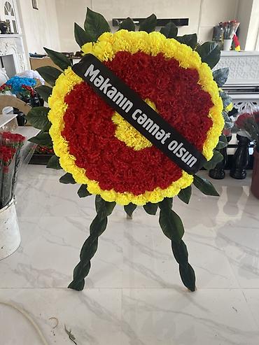 lent gul: Qırmızı-sarı rəng çalarlarında yas mərasimləri üçün gül dəfnəyisi — 1