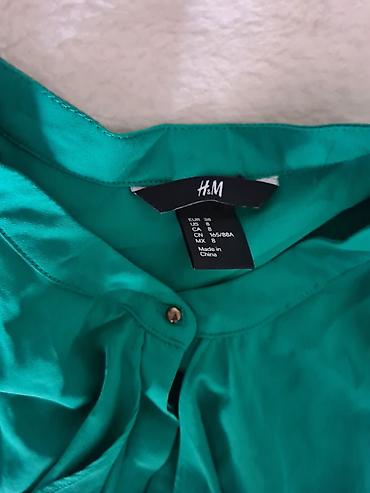 bs duks: H&M ženska bezrukavna bluza u smaragdno zelenoj boji. - Model — 2