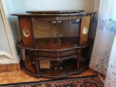 televizor pastavka alcipan: Klassik üslubda TV altlığı və vitrin konsolu - Material: Tünd qoz — 1