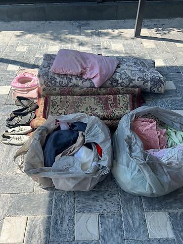ковры даром: Набор бытовых вещей для дома: - Два свернутых ковра в классическом — 4