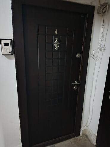Qapılar və aksessuarlar: Dəmir giriş qapısı – tünd qəhvəyi rəng, klassik dizayn. - Material — 2