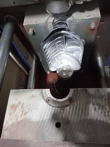 Другое оборудование для производства: Полуавтомат для выдува 5 литр ПЭТ тары. Вместе с матрицой квадратной — 4