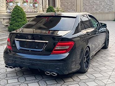 smart avtomobil: Mercedes-Benz C‑Class sedan, qara rəng, AMG üslublu eksteryer paketi — 6