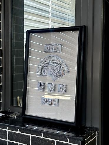 divan üsdü: Dekorativ “dollar” posteri – çərçivəli kompozisiya - Mövzu: 100 USD — 1