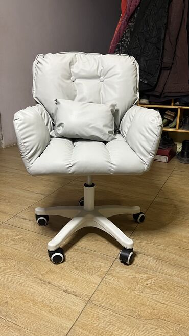 детское кресло bmw: Продаю детское кресло - 4500 сом 
Новое не бу