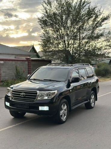 семиместные машины: Черный внедорожник Toyota Land Cruiser 200, оснащенный двигателем V8
