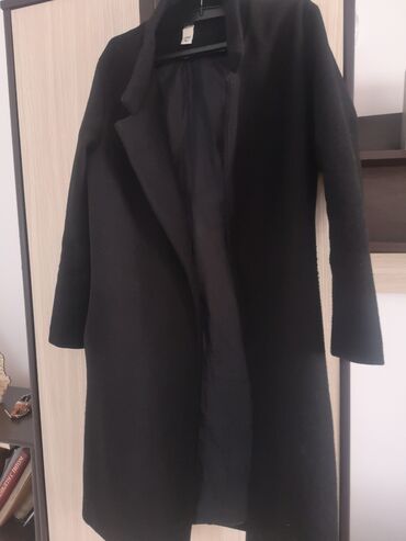 Kaputi: Ženski kaput, crne boje. Cena za jedan. Veličina M - Model na lalafo.rs — 6 Kaputi: Ženski kaput, crne boje. Cena za jedan. Veličina M - Model — 6