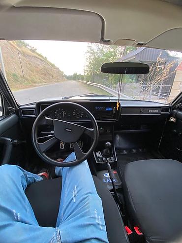 yan guzgulər s: Lada 2107, ağ rəng, sedan kuzov. Xarici xüsusiyyətlər: - Klassik xrom — 4