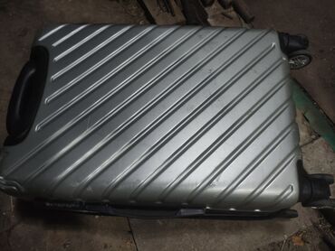 Чемоданы: Чемодан фиолетовый1500с. Серый чемодан чуть больше 1800с. Если два — 7