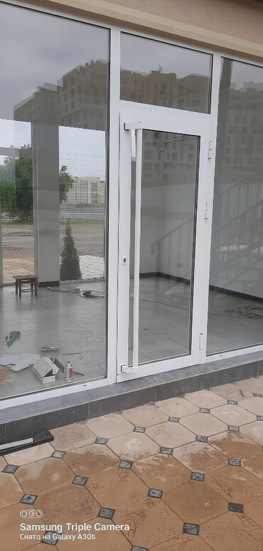 где купить стекло для духового шкафа: Стеклянная дверь белого цвета, оснащенная двумя вертикальными ручками