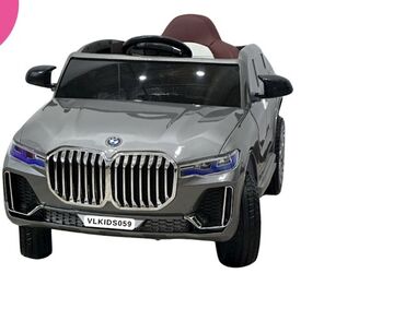 Uşaqlar üçün nəzərdə tutulmuş boz rəngli elektrik avtomobili. BMW